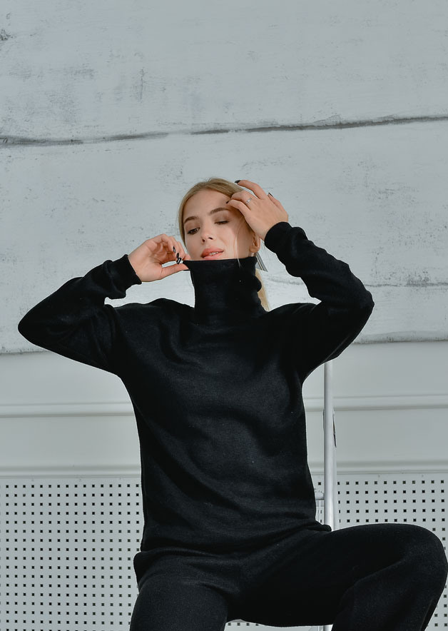 Черный, кашемировый, теплый свитер в высоким горлом на красивой модели.