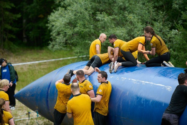 Фоторепортаж с забега Стальной характер в Сургуте, 5 июля 2025. Репортажный и семейный фотограф — Шелихов Сергей