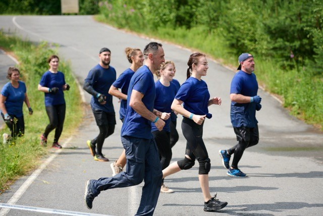 Фоторепортаж с забега Стальной характер в Сургуте, 5 июля 2025. Репортажный и семейный фотограф — Шелихов Сергей