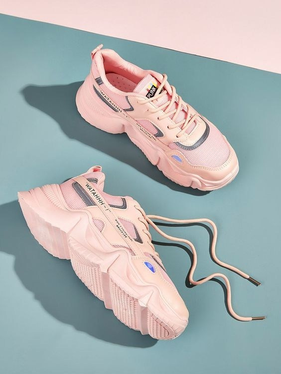 Предметное фото обуви - стильные и удобные варианты для вашего непринужденного образа жизни.