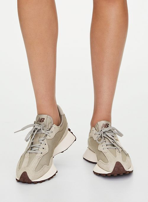 Стильная съемка женских кроссовок для активного образа жизни