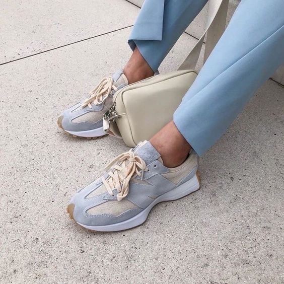 Детализированная съемка женских кроссовок для демонстрации качественных материалов