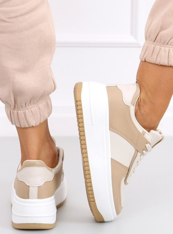 Стильная съемка женских кроссовок для создания трендовых образов