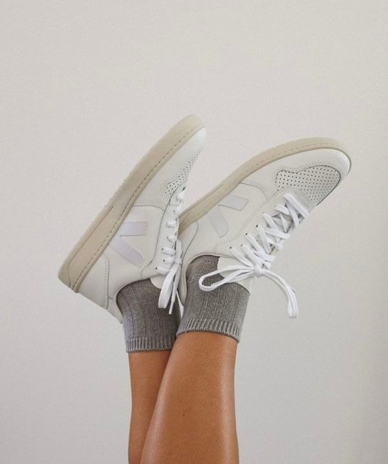 Профессиональная съемка женских кроссовок для спортивных брендов