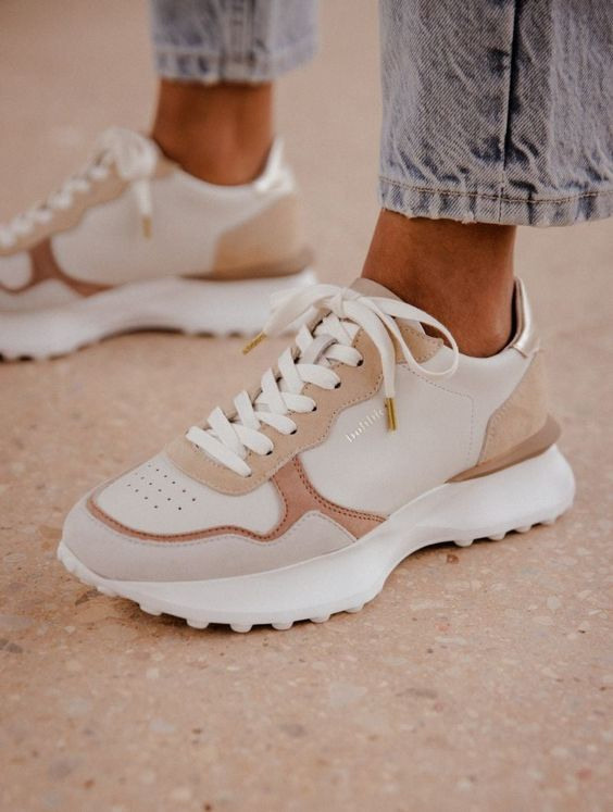 Детализированная съемка кроссовок для демонстрации технологических решений