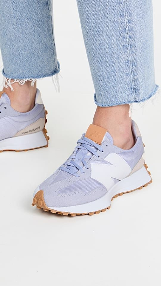 Эффектная съемка женских кроссовок для современных модных коллекций