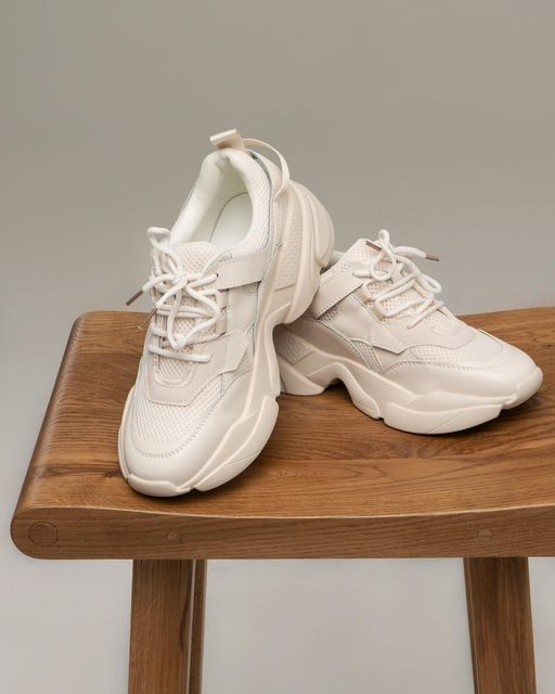 Эстетичная фотосъемка женских кроссовок с акцентом на стиль и комфорт