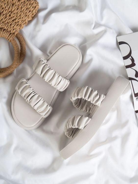 Предметное фото обуви - элегантные и практичные модели для вашего повседневного использования.