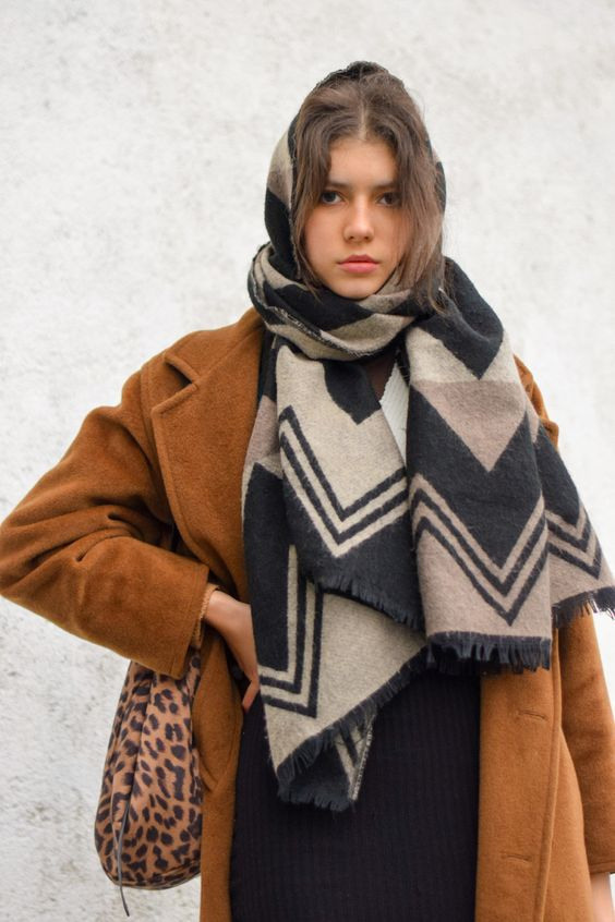 Креативная фотосъемка палантинов для выделения ярких и модных принтов