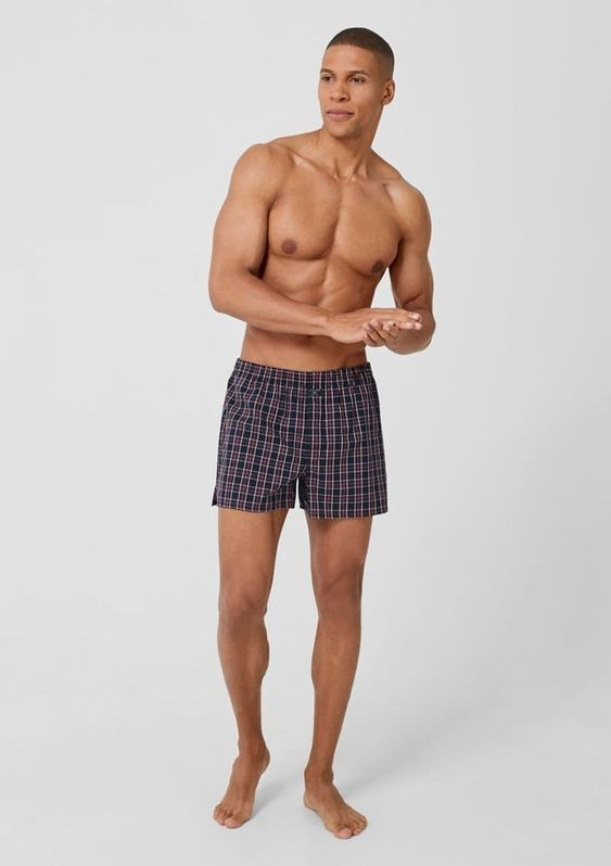 Съемка трусов с фокусом на сочетания с другими элементами гардероба