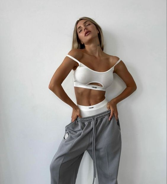 Предметное фото - утонченные комплекты с высокой талией.