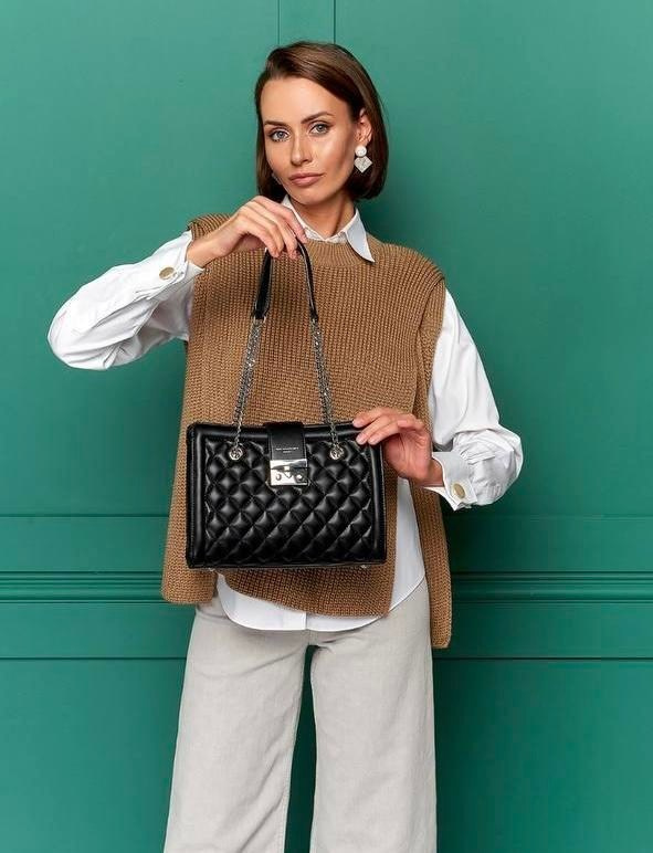 Предметное фото сумок - практичные и стильные решения для вашего повседневного использования.