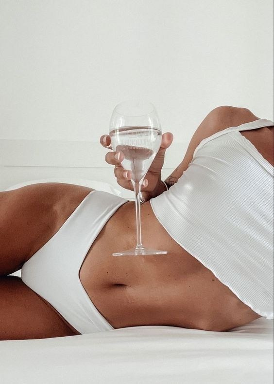 Предметное фото - утонченные топы и майки.