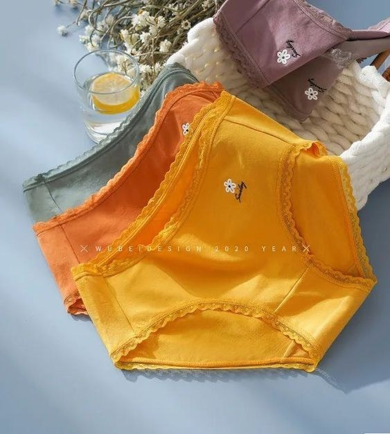 Предметное фото - практичные трусы с эластичной талией.