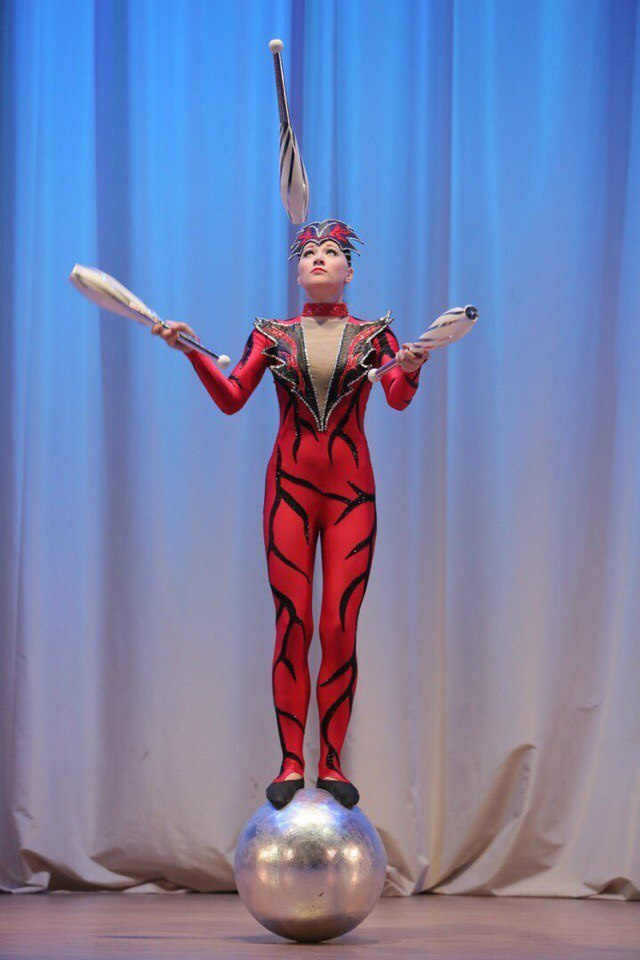 Артистка оригинального жанра Ксения Колчанова. Ведущий, Тамада, DJ, фото в Перми. Хорошее настроение