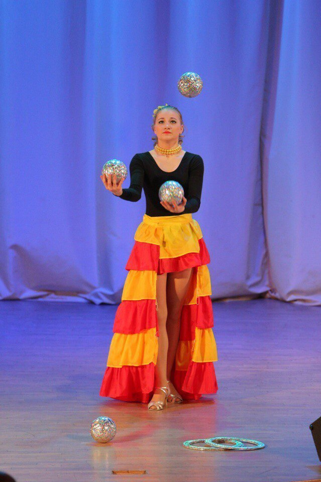 Артистка оригинального жанра Ксения Колчанова. Ведущий, Тамада, DJ, фото в Перми. Хорошее настроение