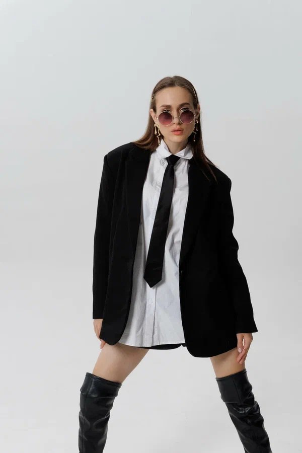 Fashion съемка в Санкт-Петербурге. Девушка в белой рубашке, минималистичный студийный портрет