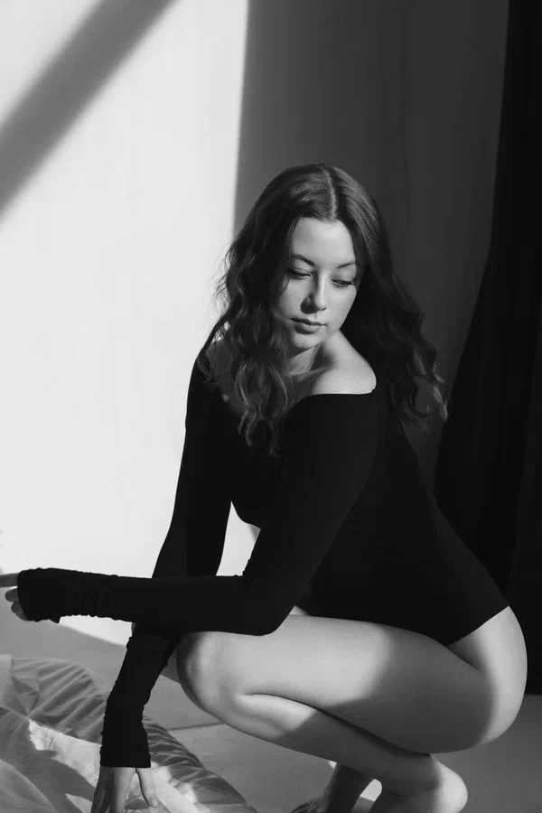 Чёрно-белая женская фотосессия