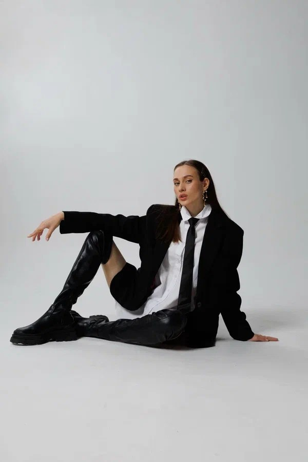 Расслабленный fashion-кадр. Студийная фотосессия для контент-мейкеров в Санкт-Петербурге
