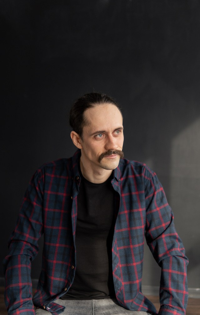 харизматичный мужской портрет в студии