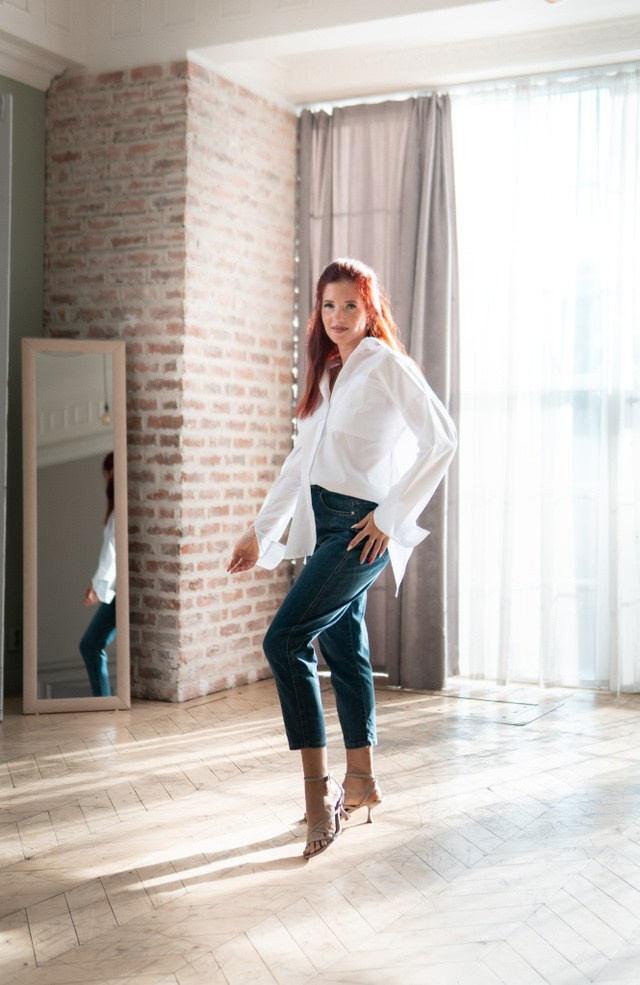 позирование у зеркала в студии