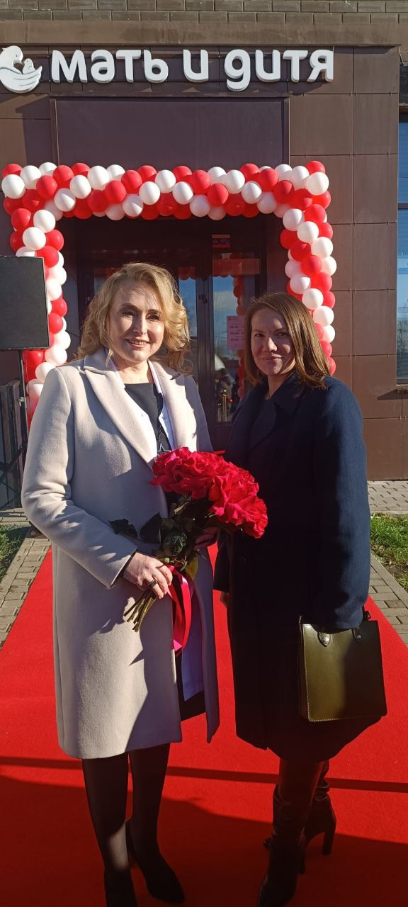 Костикова Виктория Николаевна - председатель Женсовета микрорайона Южный и главный врач клиники "Мать и Дитя" Скрипкина Инна Юрьевна на открытии филиала в Домодедово.