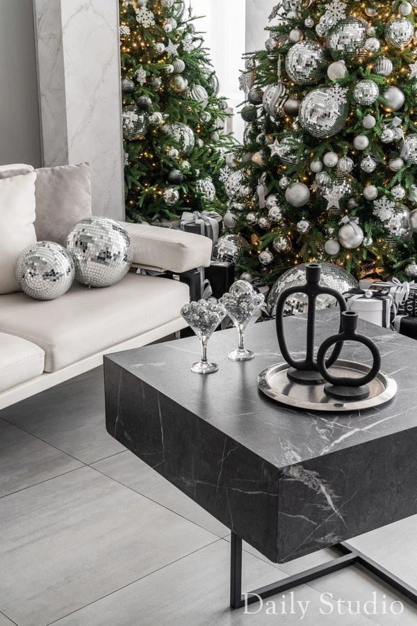 новогодняя фотосессия в зале фотостудии: декор на журнальном столике, диско-шары и елка