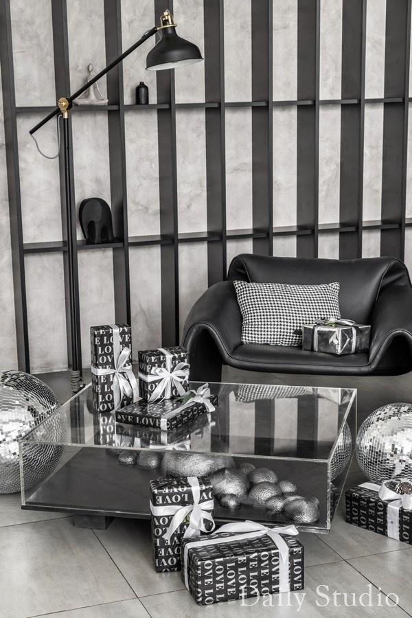 Стильная новогодняя фотосессия в студии: черное кресло и стеклянный столик