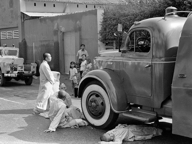 История одного кадра. Кто и как снял «Самосожжение монаха» / Здесь о фотографиях и фотографах