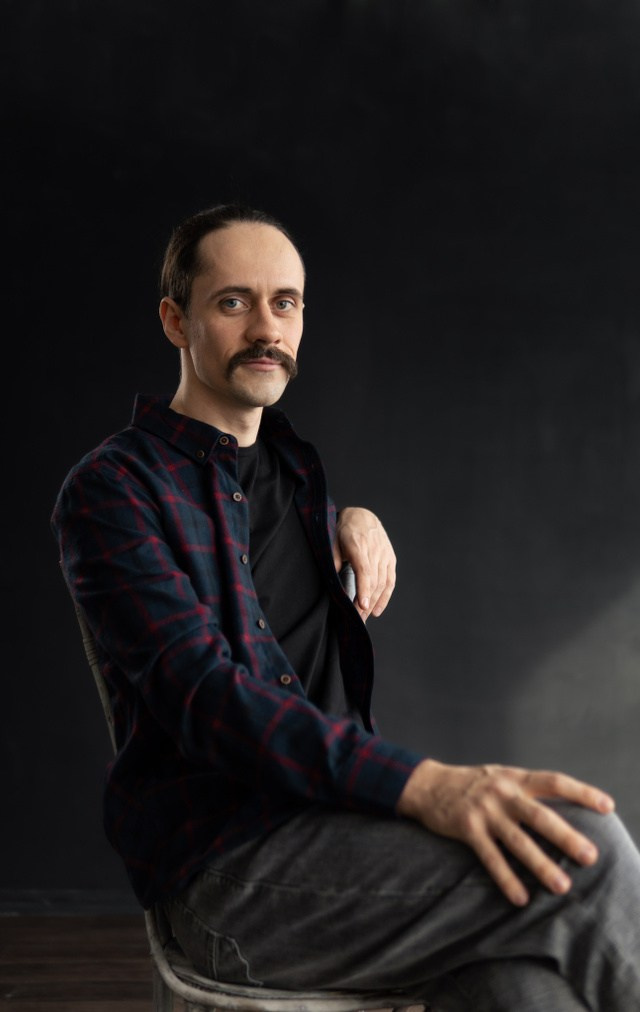 фотография мужчины в тёмной фотостудии