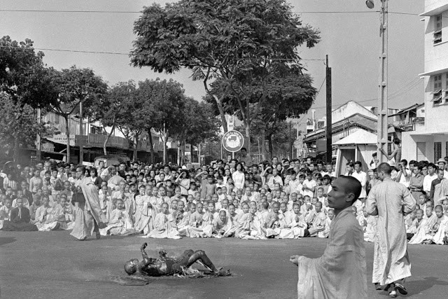 История одного кадра. Кто и как снял «Самосожжение монаха» / Здесь о фотографиях и фотографах