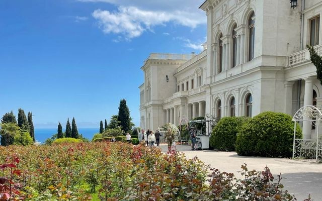 Локации для фотосессии в Ялте. Профессиональная фотосъемка в Крыму. Натуральные эмоции и живые кадры. Забронируйте дату прямо сейчас!