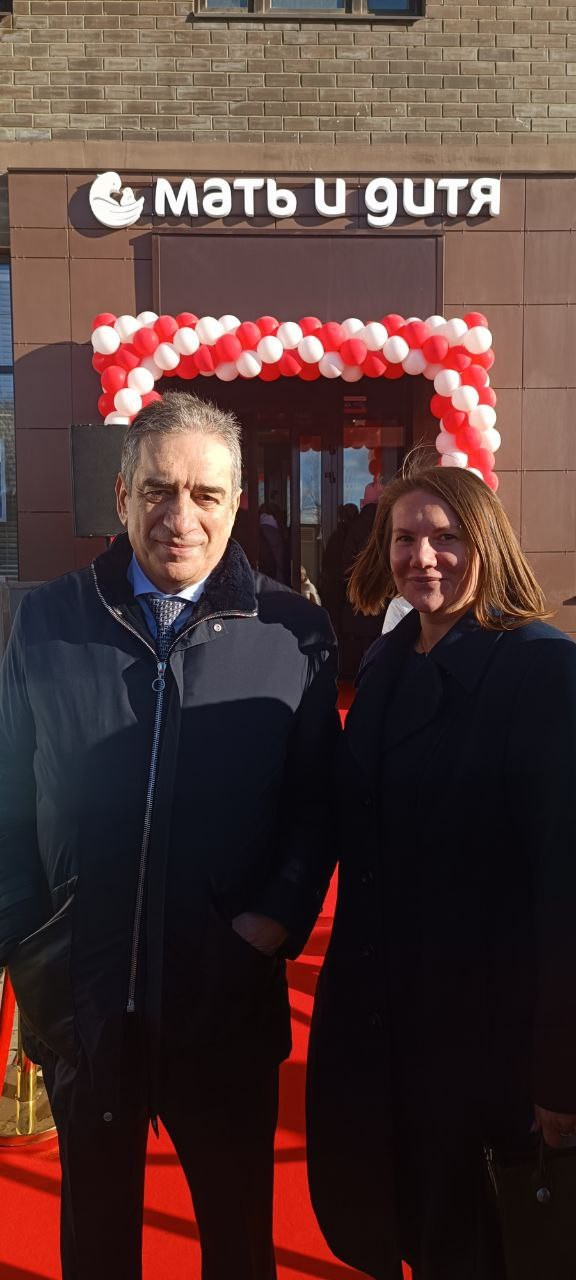 Марк Курцер и Костикова Виктория - председатель Женсовета микрорайона Южный на открытии филиала клиники "Мать и Дитя" в Домодедово.
