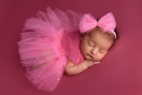 малышка в розовом платье Барби