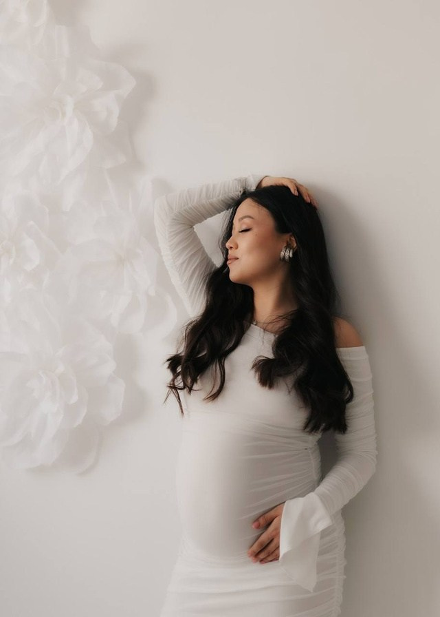 беременная фотосессия в Мытищах, стильный студийный портрет