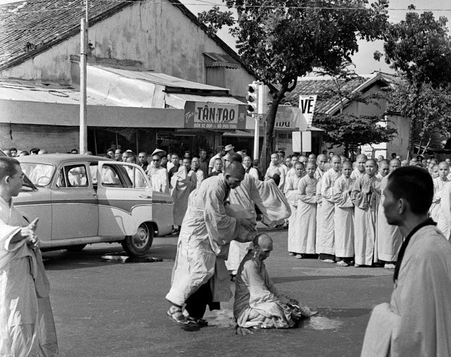 История одного кадра. Кто и как снял «Самосожжение монаха» / Здесь о фотографиях и фотографах