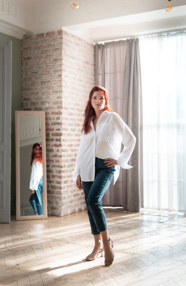 фотография в полный рост девушки в фотостудии