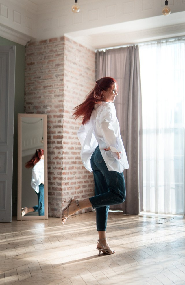 движение в кадре и позирование в полный рост