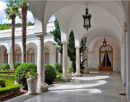 Локации для фотосессии в Ялте. Профессиональная фотосъемка в Крыму. Натуральные эмоции и живые кадры. Забронируйте дату прямо сейчас!