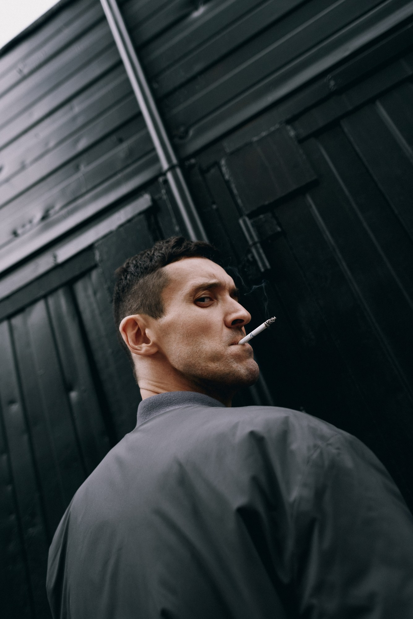 Лайфстайл портрет мужчины во дворе, стрит-стайл фотограф Тюмень