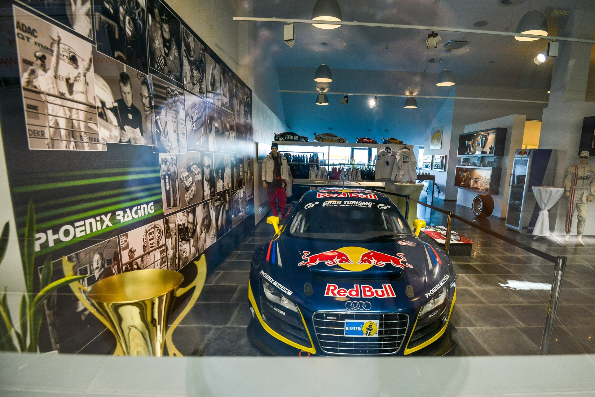 Nürburgring ( Нюрбургринг, в дальнейшем — просто Ринг ), без сомнения, является самой известной гоночной трассой в мире