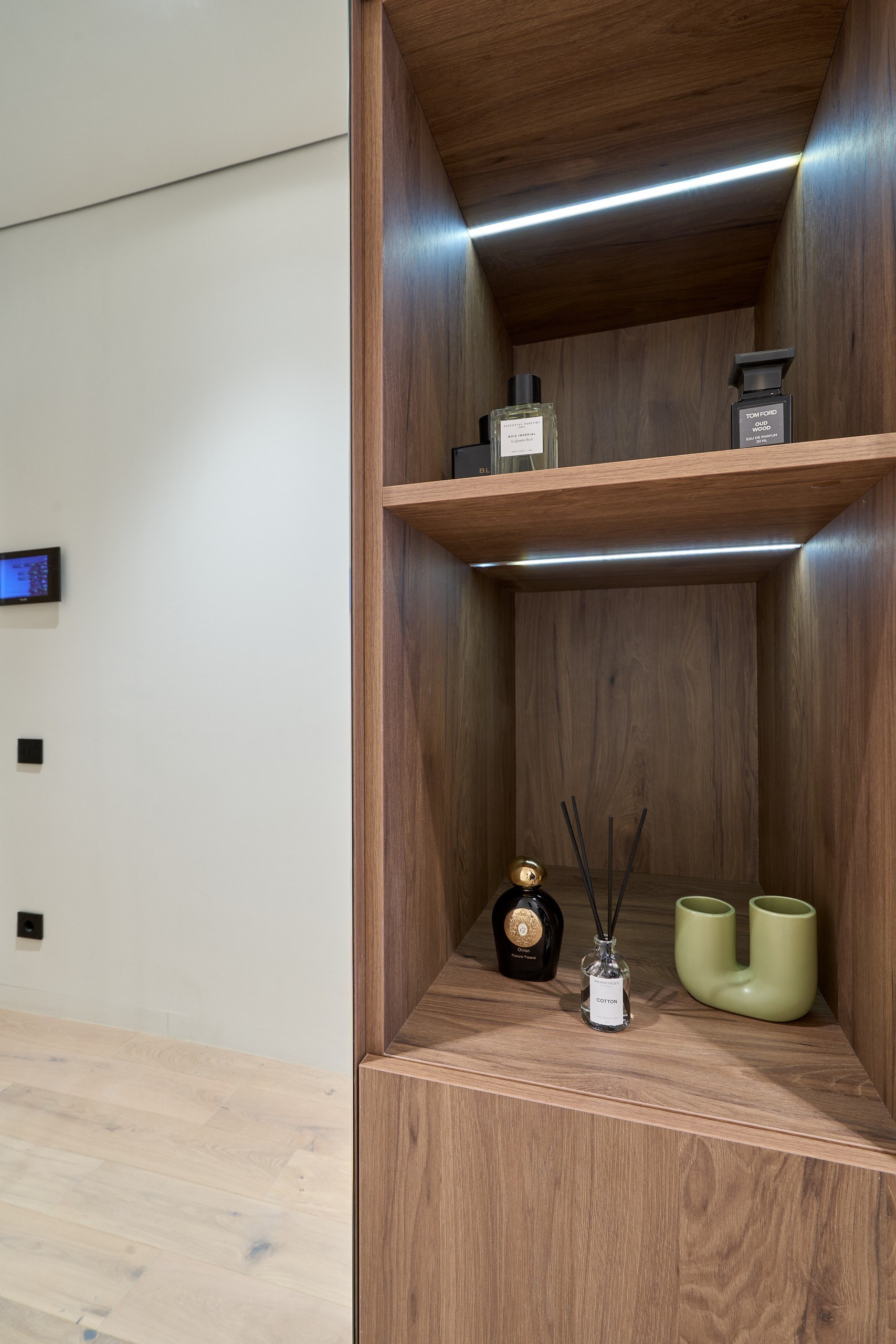 Художественная съёмка интерьера: игра естественного света и тени в современном жилом пространстве.