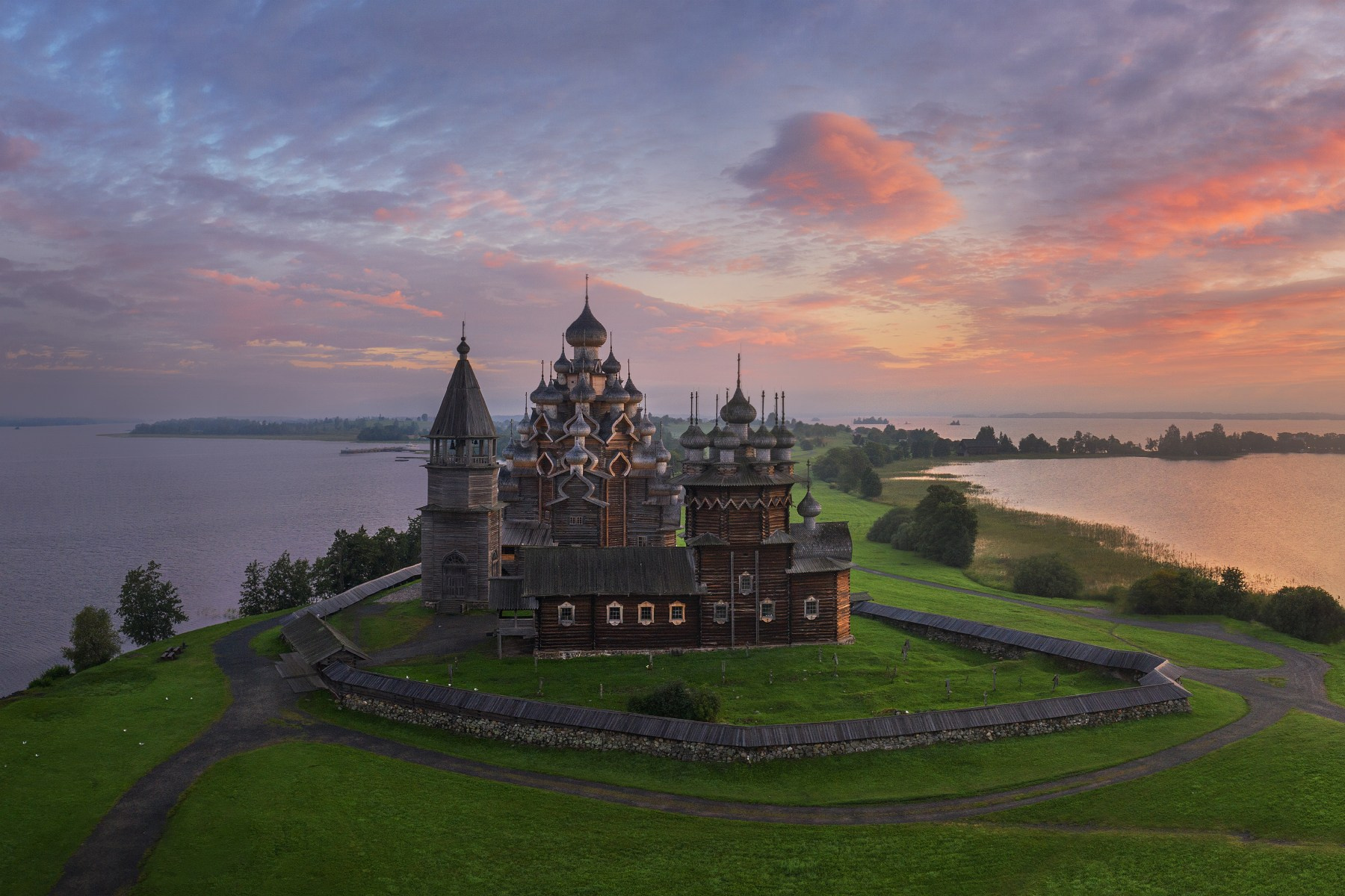 Русский Север, остров Кижи, Кижский погост, колокольня, Преображенская церковь, Покровская церковь, рассвет