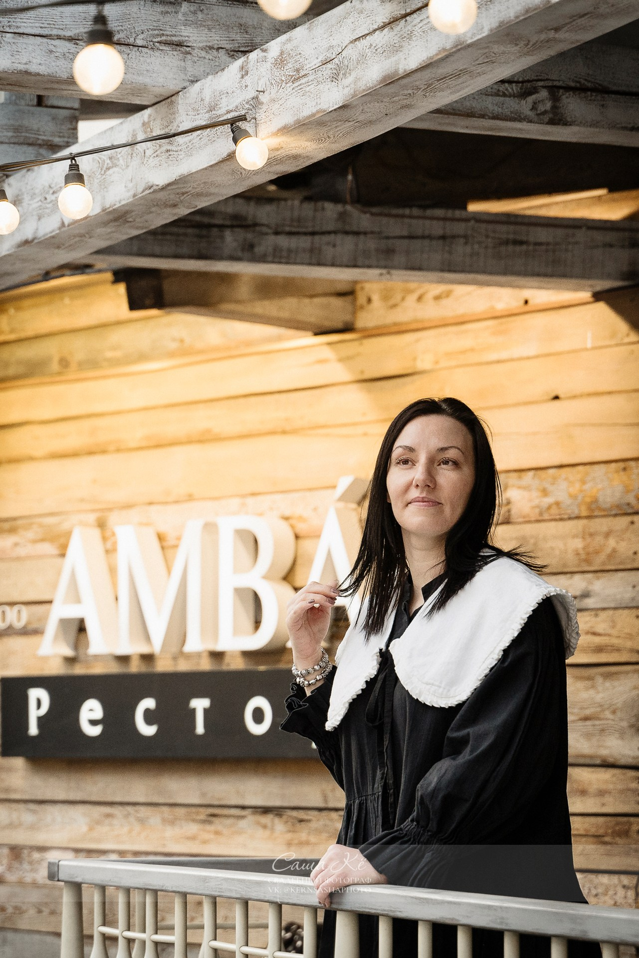 Креативный отражающий снимок девушки в ресторане.