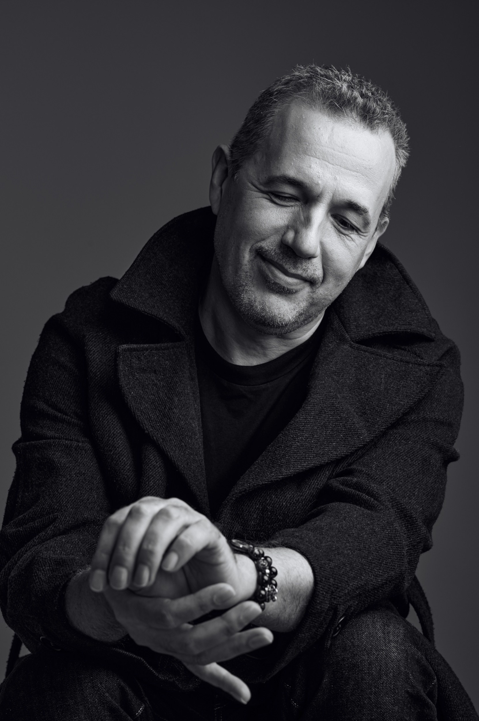 Художественный мужской портрет в чёрно-белой эстетике