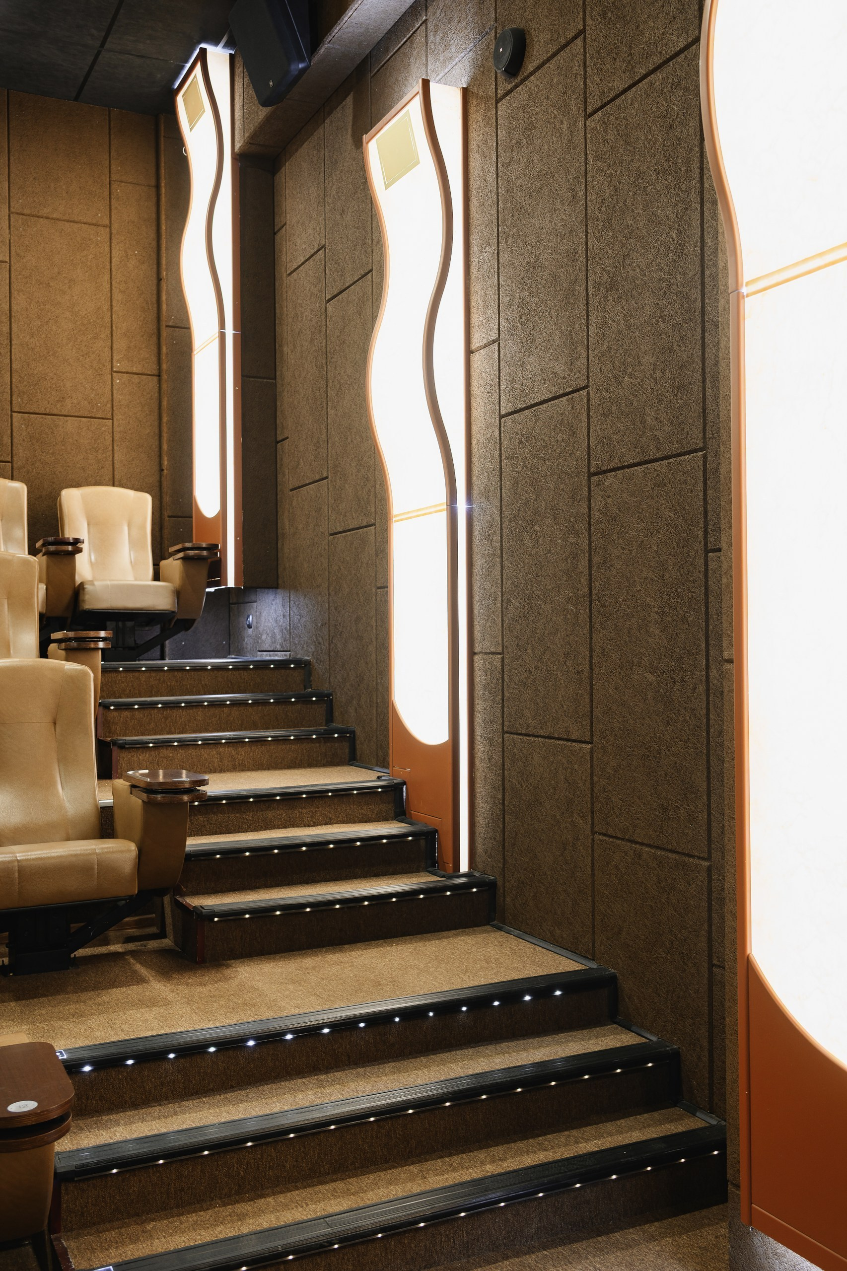 Фотосъемка VIP зала киноцентра в Петропавловске-Камчатском. Профессиональная фотосъемка интерьера VIP зала в Петропавловске-Камчатском. Стильная фотосессия кинозала премиум-класса в Петропавловске-Камчатском. Красивый интерьер кинотеатра в Петропавловске-Камчатском.