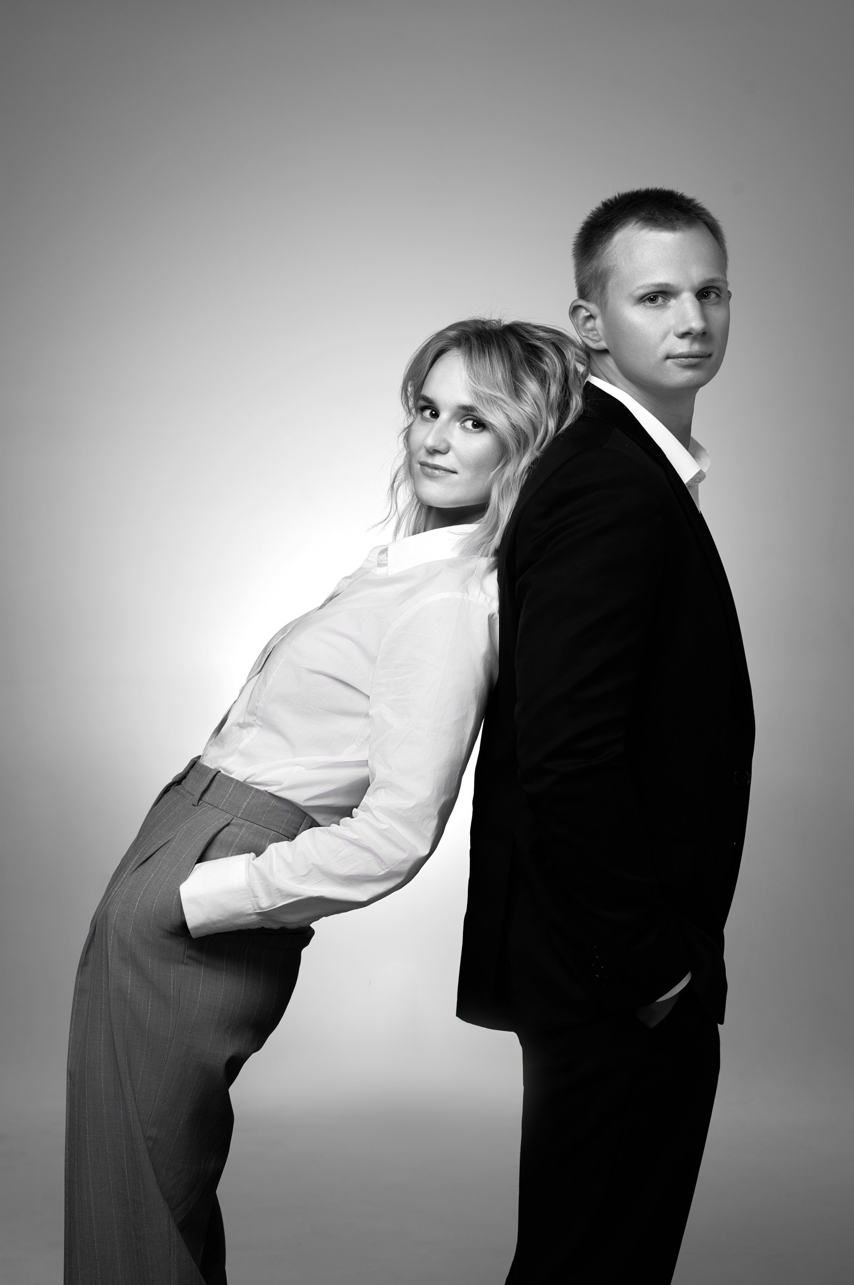 Художественный чёрно-белый портрет пары в минималистичном стиле