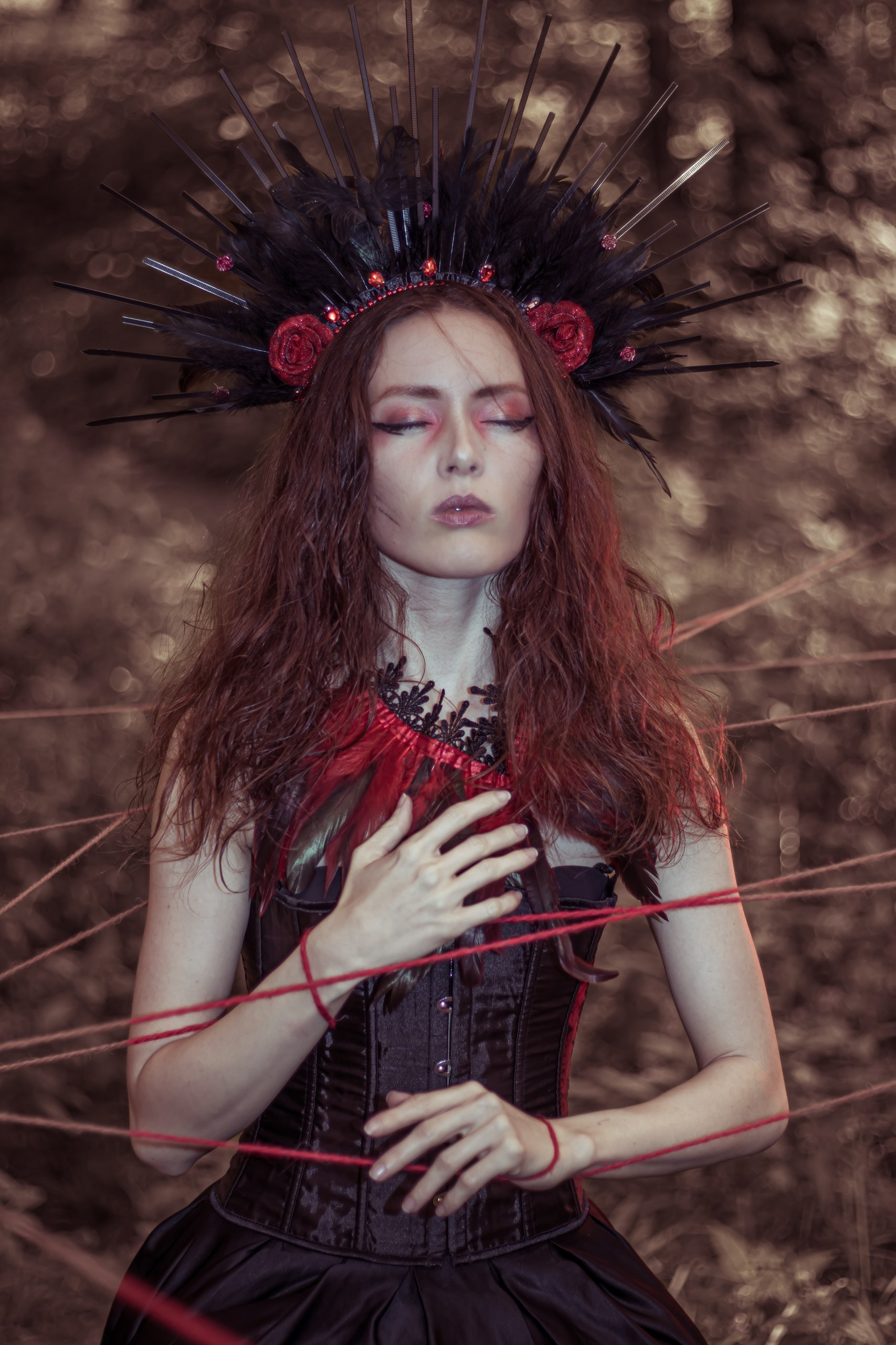 Модель в мистическом образе ведьмы с чёрной короной, лесная съёмка • фотограф Карасёва Елена