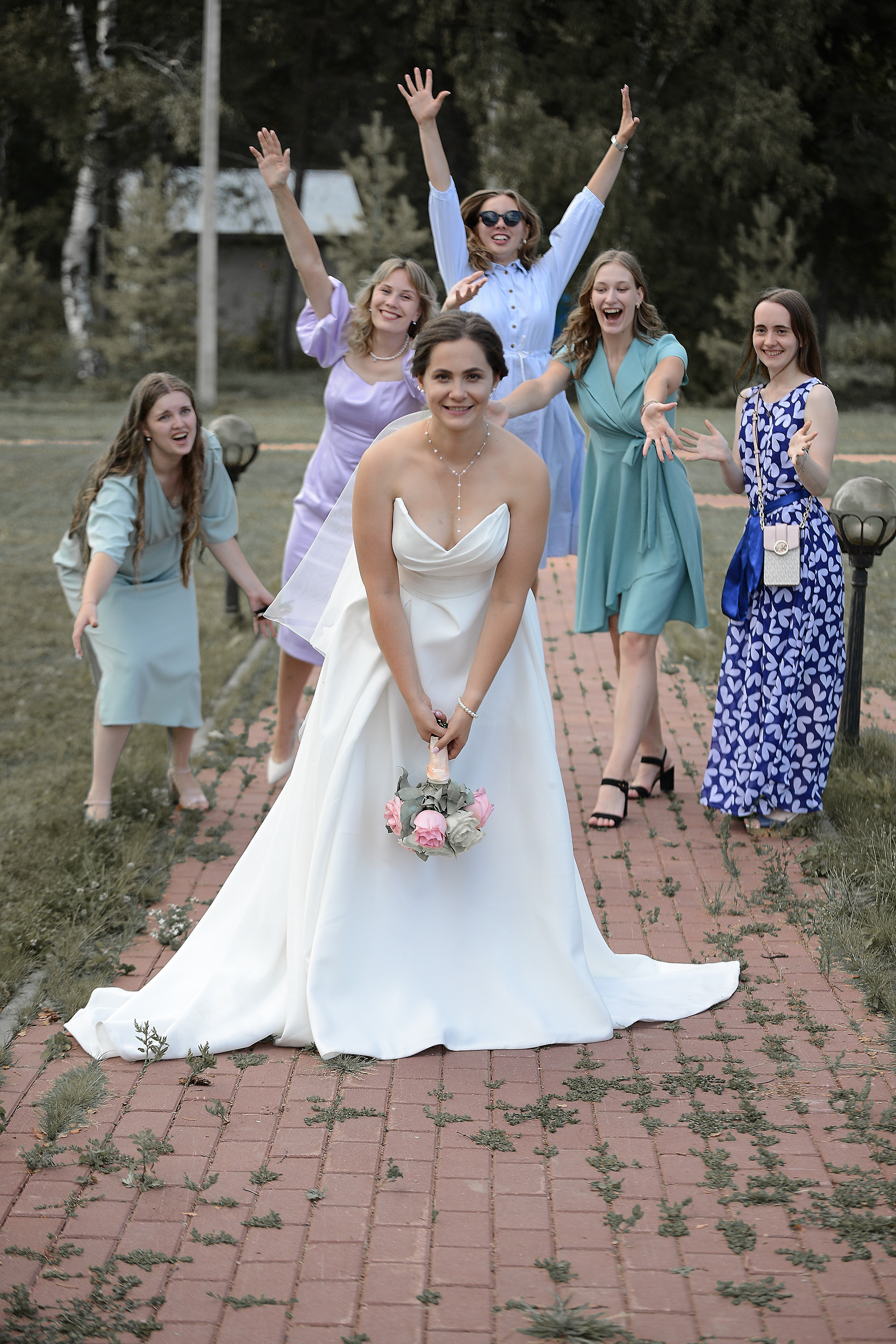 Невеста бросает букет в толпу подружек.Свадьба Ирины и Никиты в Юрьев-Польском.