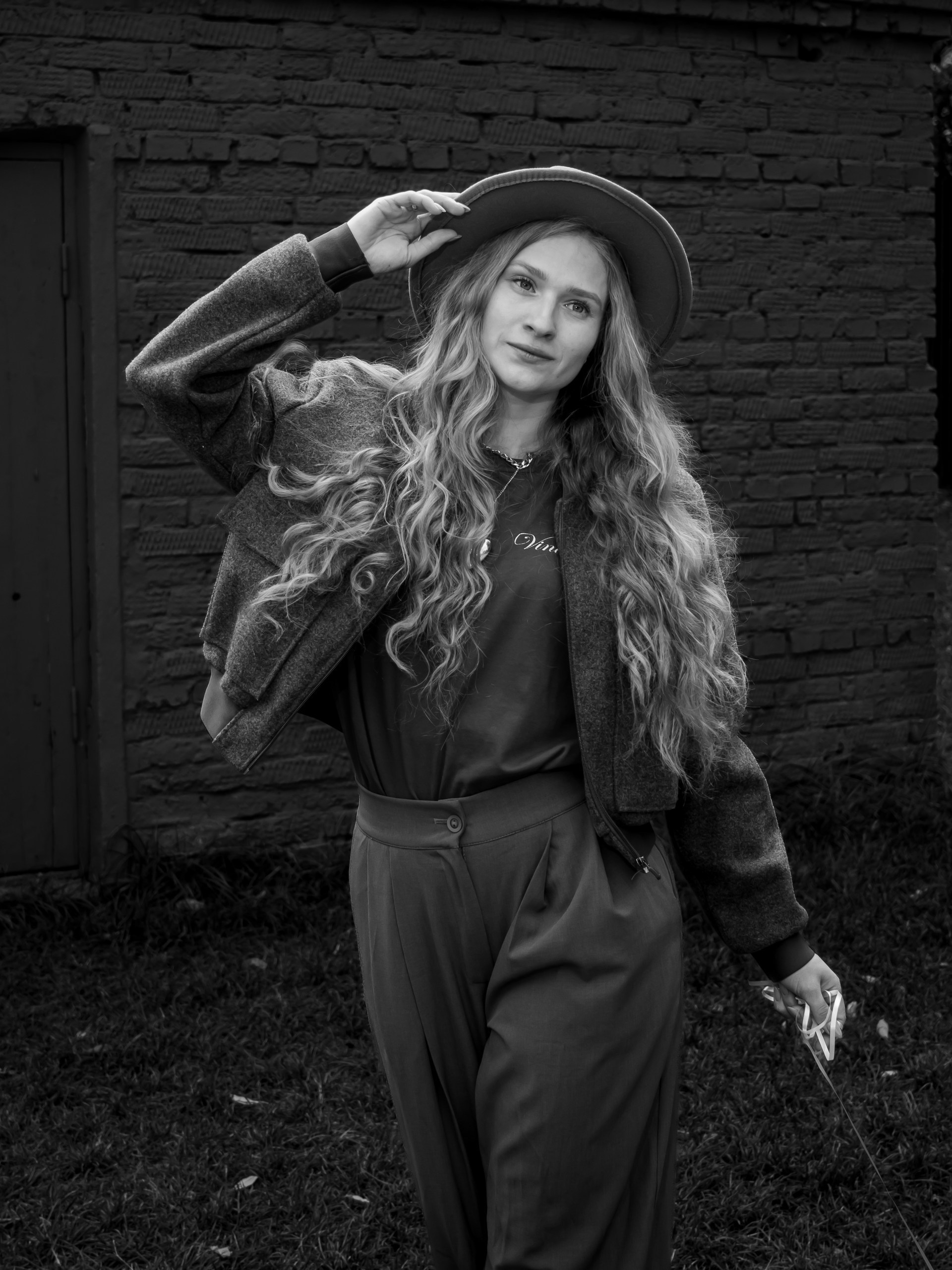 Чёрно-белый портрет девушки в шляпе — художественная уличная фотография